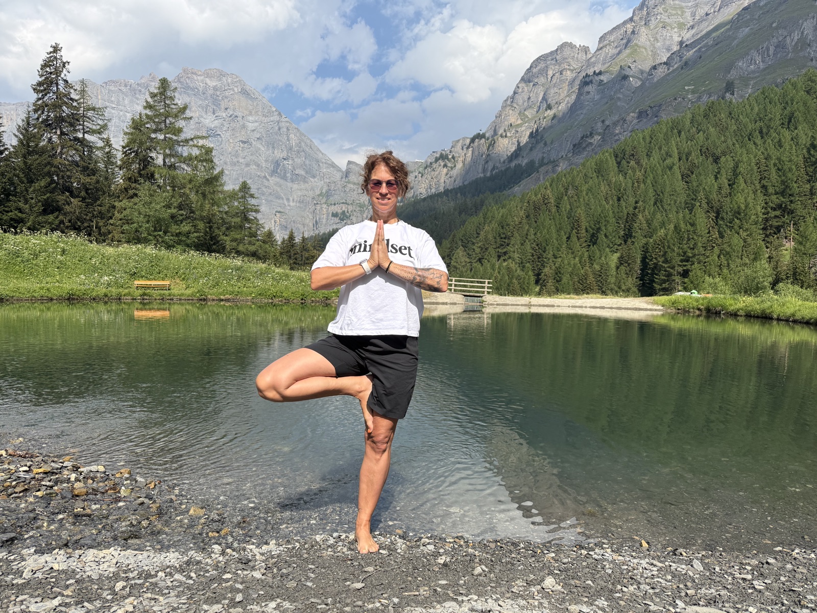 Sandy in Baumstellung am Bergsee auf der Gemmi